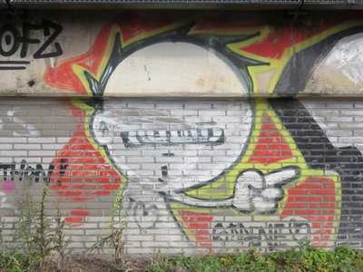 833334 Afbeelding van graffiti met een WTIP, op een muur onder het spoor langs de J.J.A. Goeverneurstraat te Utrecht.